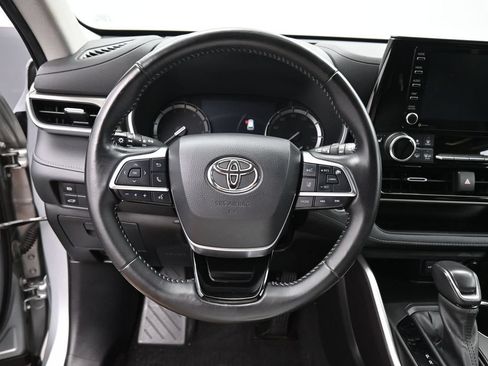 Used 2021 Toyota Highlander XLE AWD/4WD image 16