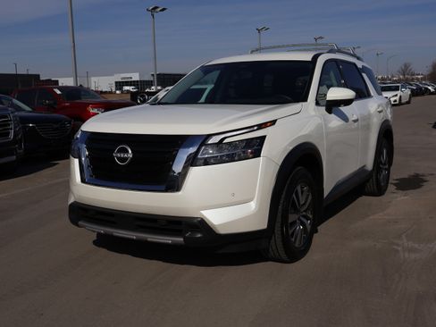 Used 2024 Nissan Pathfinder SL image 3