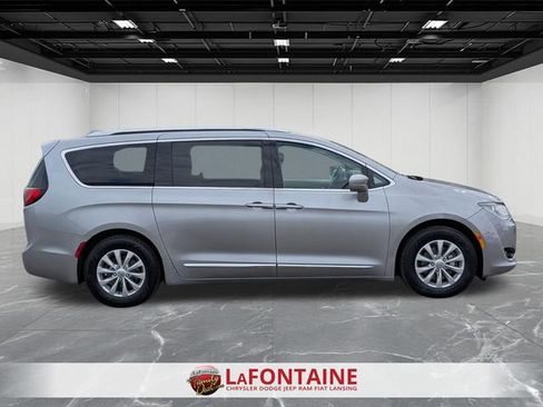 Used 2019 Chrysler Pacifica Touring-L FWD image 6