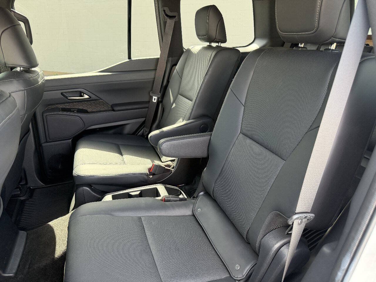 Used 2025 Lexus GX 550 w/ Accessory Package (2T) AWD/4WD image 16
