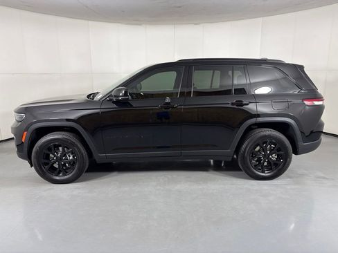 Used 2024 Jeep Grand Cherokee Altitude AWD/4WD image 5