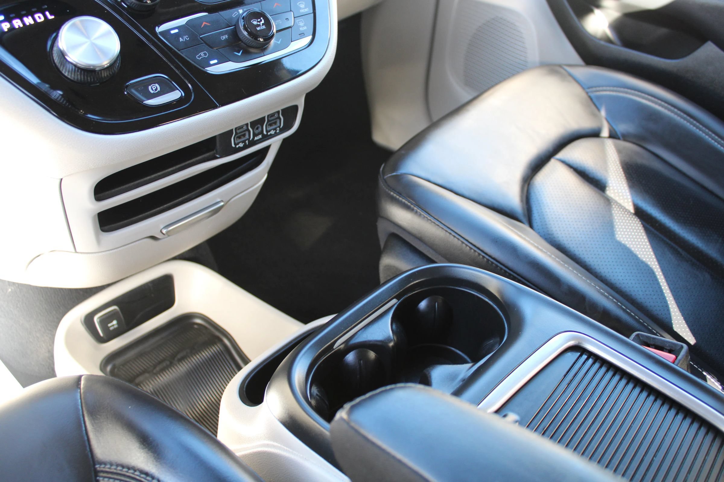Used 2023 Chrysler Pacifica Touring-L FWD image 12