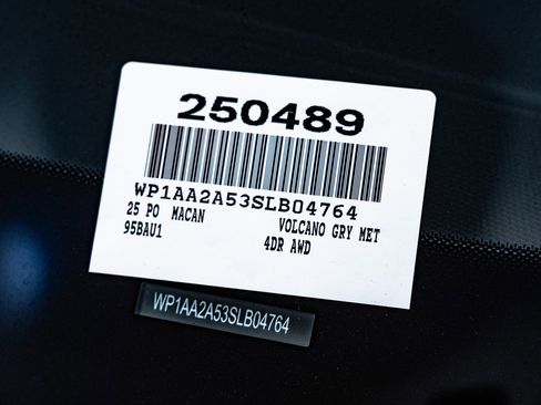 Certified 2025 Porsche Macan AWD/4WD image 30