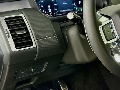 New 2026 Land Rover Discovery Dynamic SE image 10