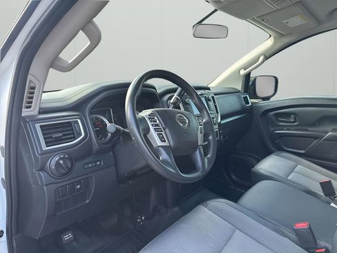 Used 2019 Nissan Titan S image 16