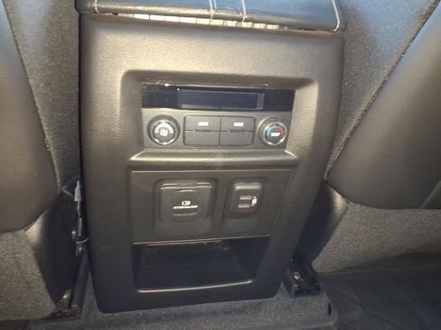 Used 2023 Chevrolet Traverse LT image 9