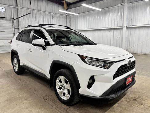Used 2021 Toyota RAV4 XLE w/ Convenience Package FWD image 1