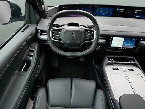 Used 2025 Lincoln Navigator Reserve w/ Jet Appearance Package image 12