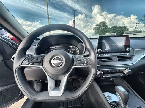 Used 2025 Nissan Altima 2.5 SV FWD image 11
