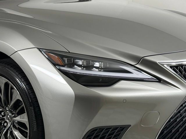 Used 2022 Lexus LS 500 w/ Accessory Package (Z2) RWD image 15