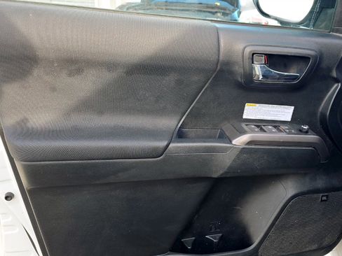 Used 2017 Toyota Tacoma TRD Off-Road image 9