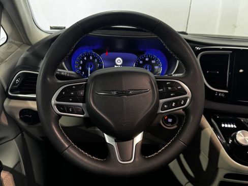Used 2023 Chrysler Pacifica Touring-L FWD image 5