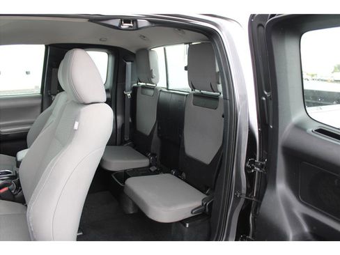 Used 2017 Toyota Tacoma SR5 RWD image 10