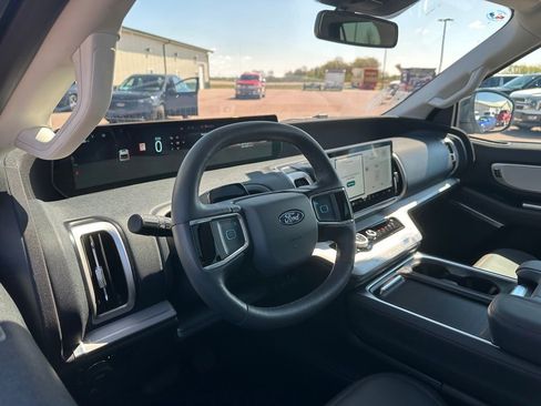 Used 2025 Ford Expedition Active AWD/4WD image 2