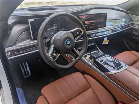 New 2025 BMW i7 M70 w/ Executive Package image 3