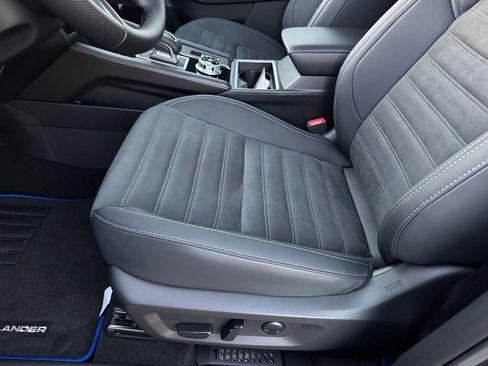 New 2025 Mitsubishi Outlander SE image 28