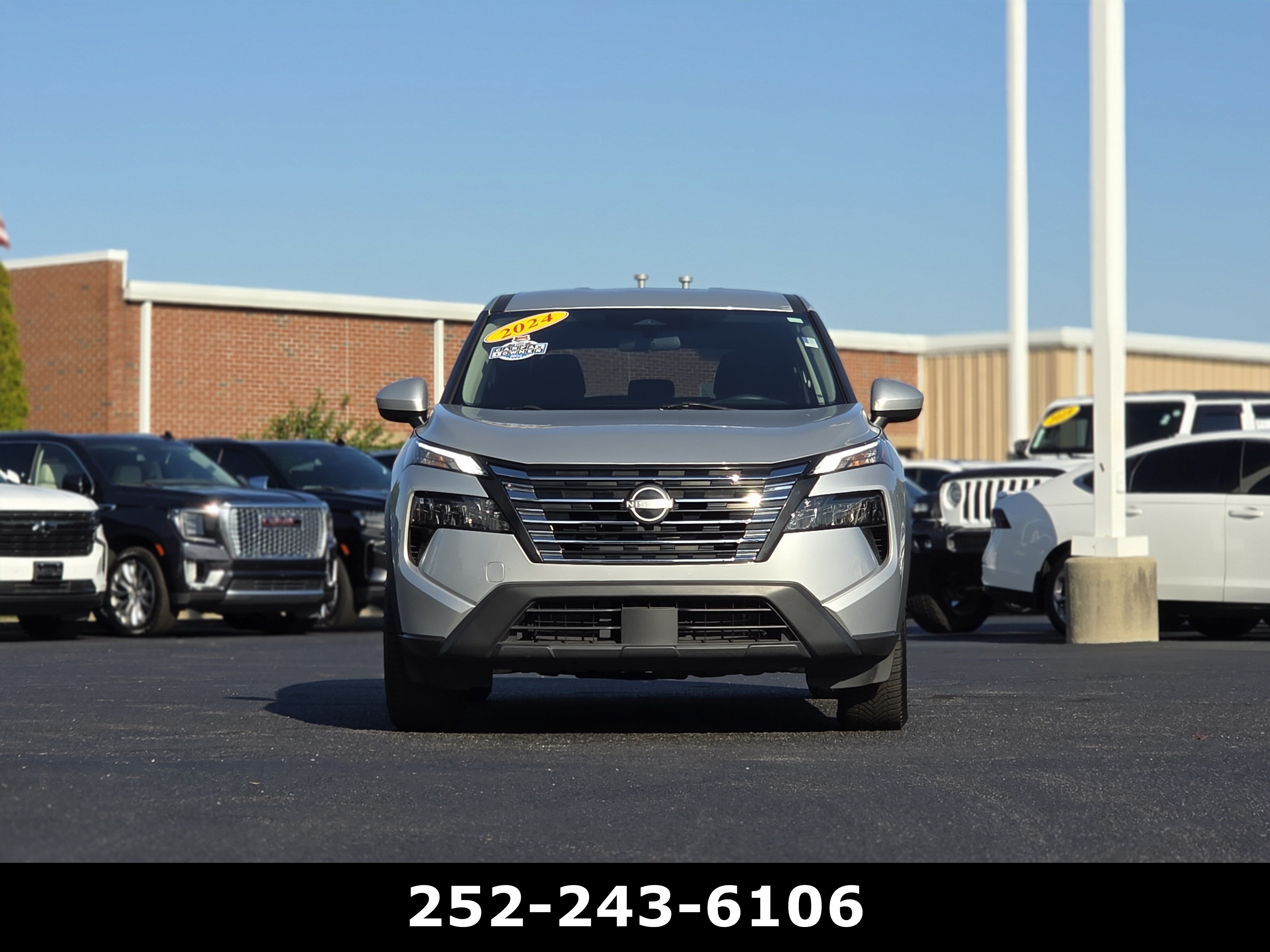 Used 2024 Nissan Rogue SV AWD/4WD image 2