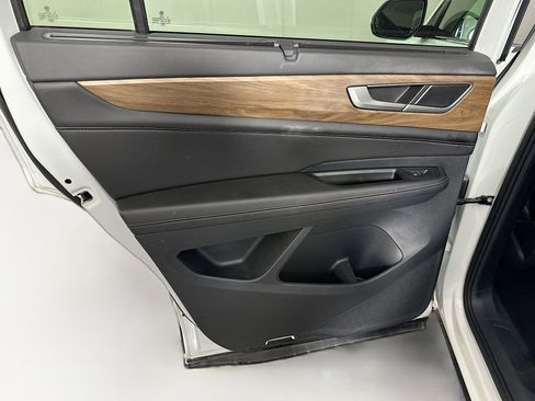 Used 2025 Volkswagen Atlas SE image 25