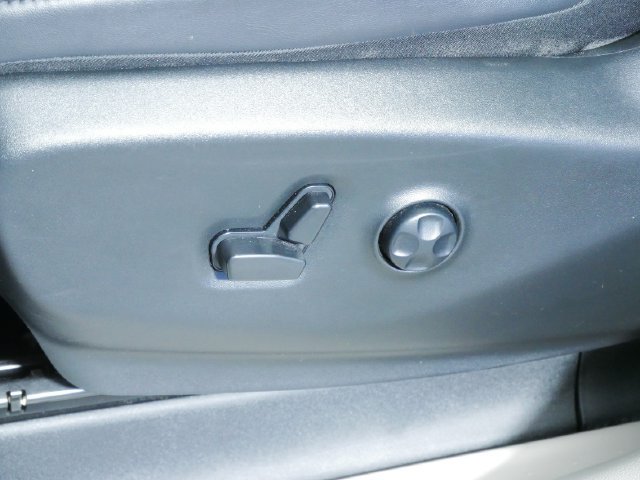 Used 2024 Chrysler Pacifica Touring-L FWD image 21