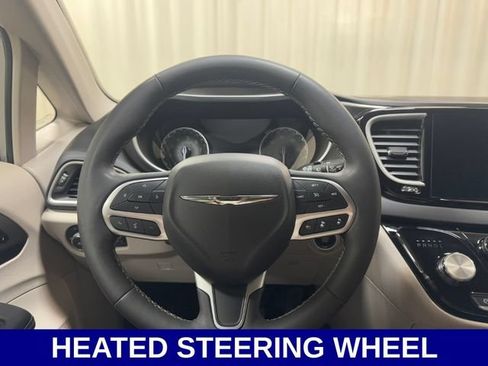 Used 2024 Chrysler Pacifica Touring-L FWD image 15