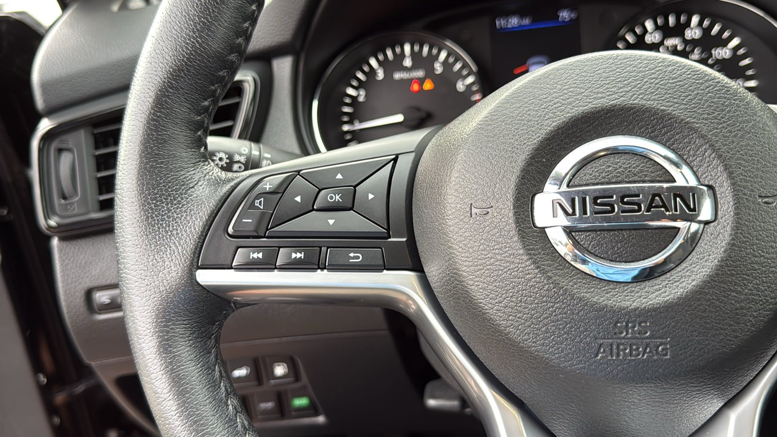 Used 2020 Nissan Rogue SV w/ Sun & Sound Touring Package AWD/4WD image 14