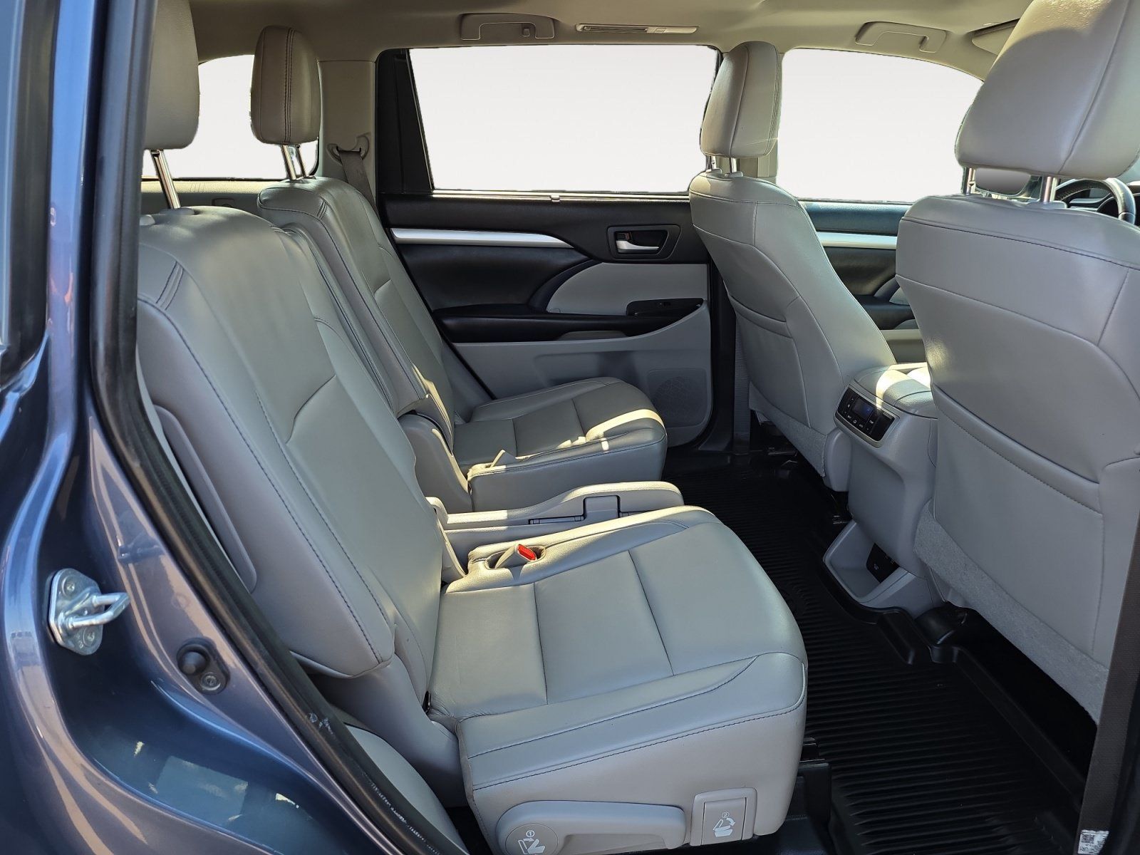Used 2019 Toyota Highlander XLE AWD/4WD image 12