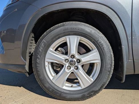 Used 2024 Toyota Highlander LE image 11