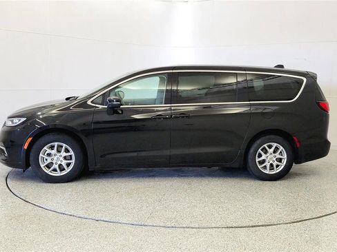 Used 2023 Chrysler Pacifica Touring-L FWD image 4