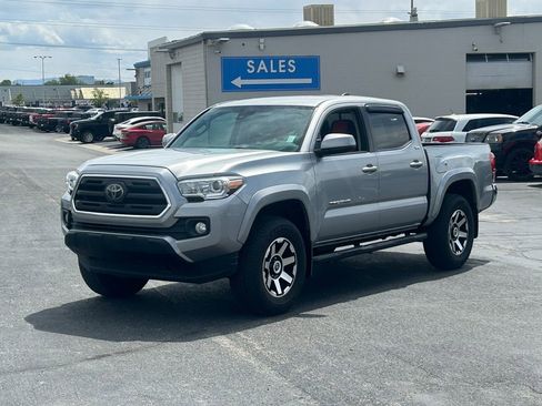 Used 2019 Toyota Tacoma SR5 AWD/4WD image 10