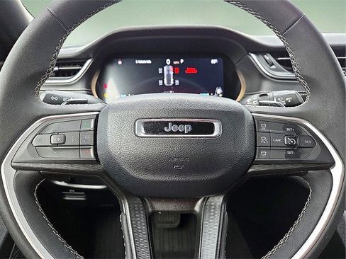 Used 2024 Jeep Grand Cherokee Laredo X image 24