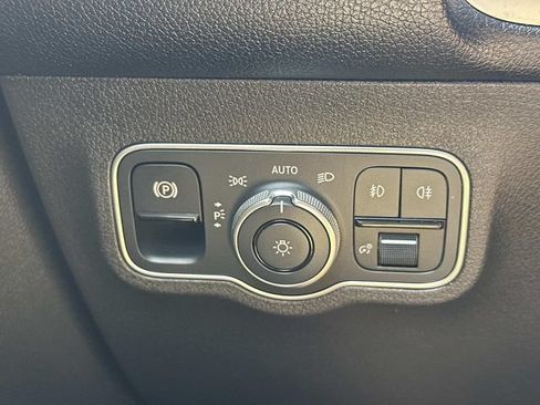 Used 2022 Mercedes-Benz GLB 250 4MATIC image 25