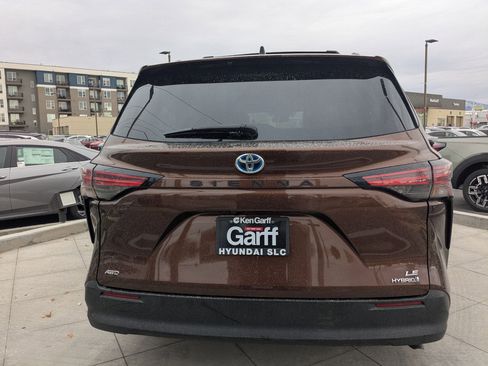 Used 2021 Toyota Sienna LE image 7