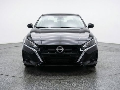 Used 2025 Nissan Altima 2.5 SV FWD image 2