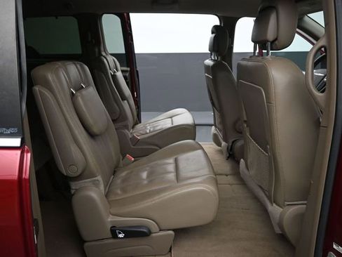 Used 2014 Chrysler Town & Country Touring-L w/ Driver Convenience Group image 16