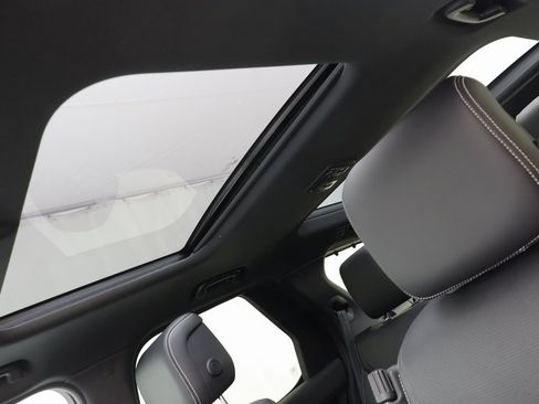 Certified 2025 Land Rover Discovery S image 15