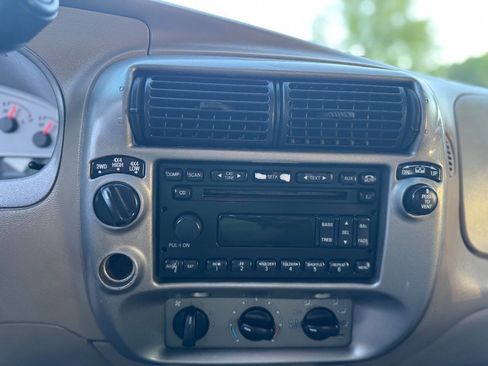 Used 2005 Ford Explorer Sport Trac XLT image 16