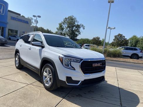 Used 2024 GMC Terrain SLE w/ Driver Convenience Package FWD image 2