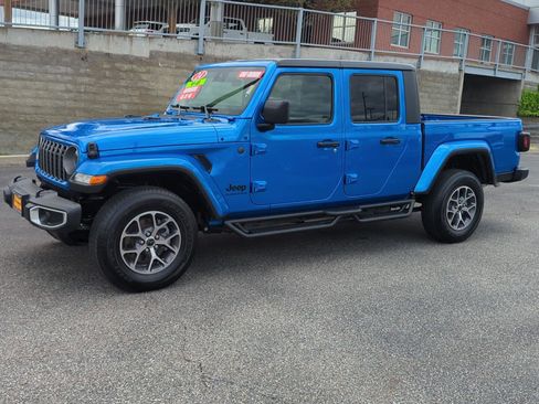 Used 2024 Jeep Gladiator Sport AWD/4WD image 3