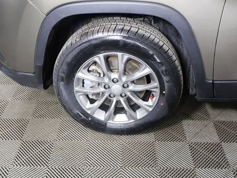 Used 2021 Jeep Cherokee Latitude AWD/4WD image 14