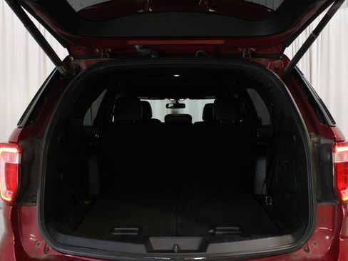 Used 2017 Ford Explorer XLT w/ Equipment Group 202A AWD/4WD image 31