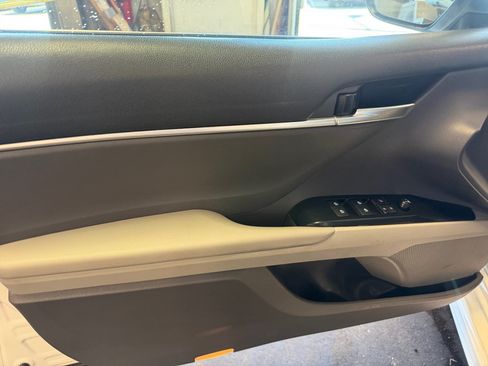 Used 2018 Toyota Camry SE w/ Moonroof Package FWD image 36