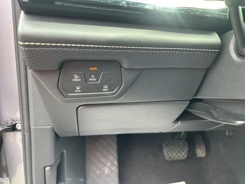 Used 2024 Volkswagen Atlas SE image 17