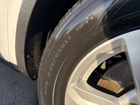 Used 2023 Kia Sorento LX image 11