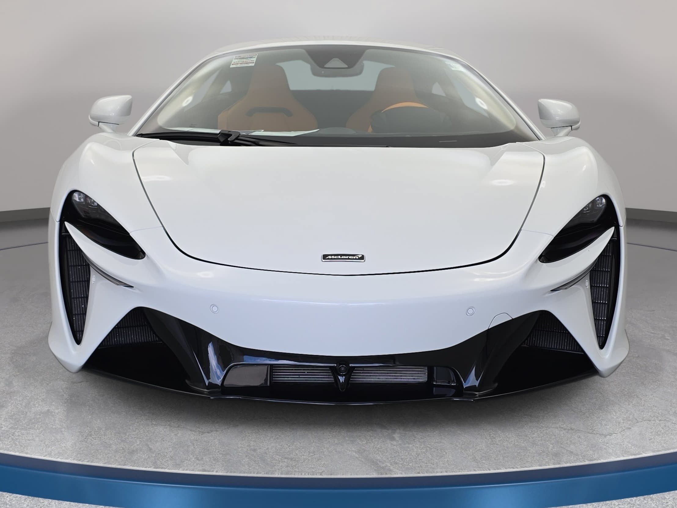 Used 2023 McLaren Artura RWD image 2