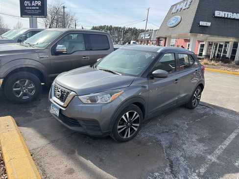Used 2019 Nissan Kicks SV image 1