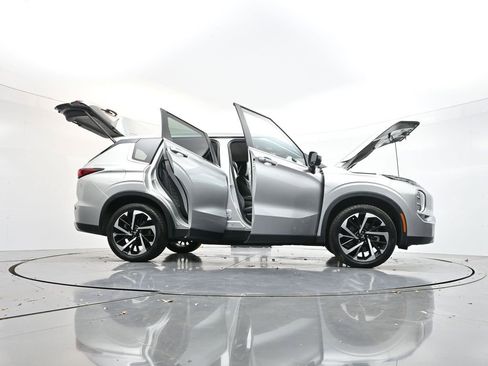 Used 2022 Mitsubishi Outlander SE image 40