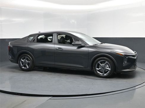 New 2025 Kia K4 LXS image 2