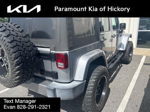 Used 2017 Jeep Wrangler Unlimited Sahara w/ Connectivity Group AWD/4WD image 3