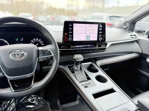 Used 2022 Toyota Sienna XLE Woodland Edition image 22