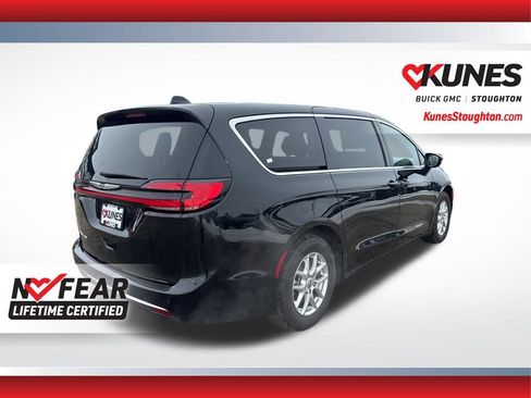 Used 2025 Chrysler Pacifica Select image 11